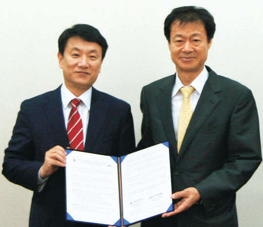 3일 경기도 수원시 영통구 소재 차세대융합기술연구원에서 열린 ''인력양성·기술협력에 관한 업무협약 체결식'에서 박태현 차세대융합기술연구원장(왼쪽)과 김이환 한국산업기술진흥협회장이 기념 촬영을 하고 있다.  한국산업기술진흥협회 제공